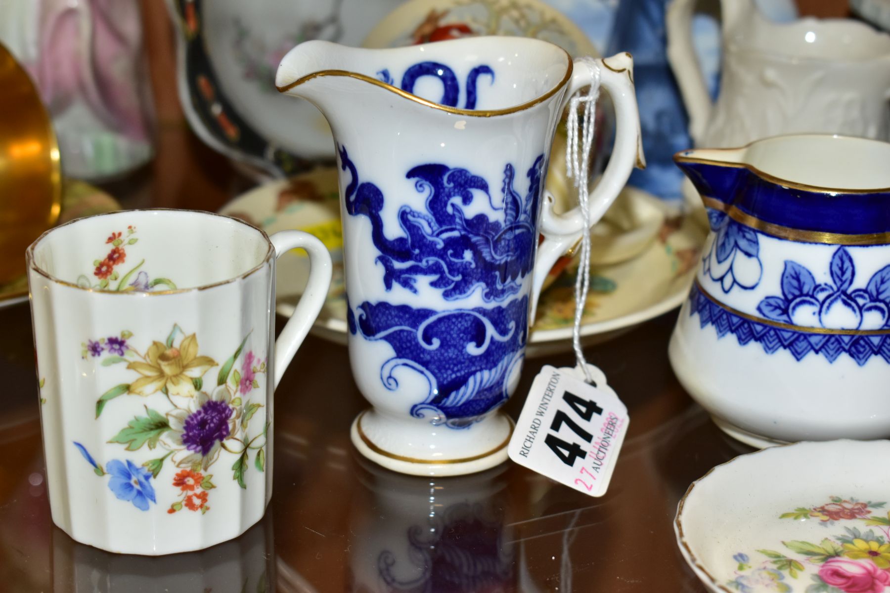 A GROUP OF ASSORTED CERAMICS, MOSTLY 20TH CENTURY, including a Royal Worcester James Hadley shape - Bild 3 aus 12
