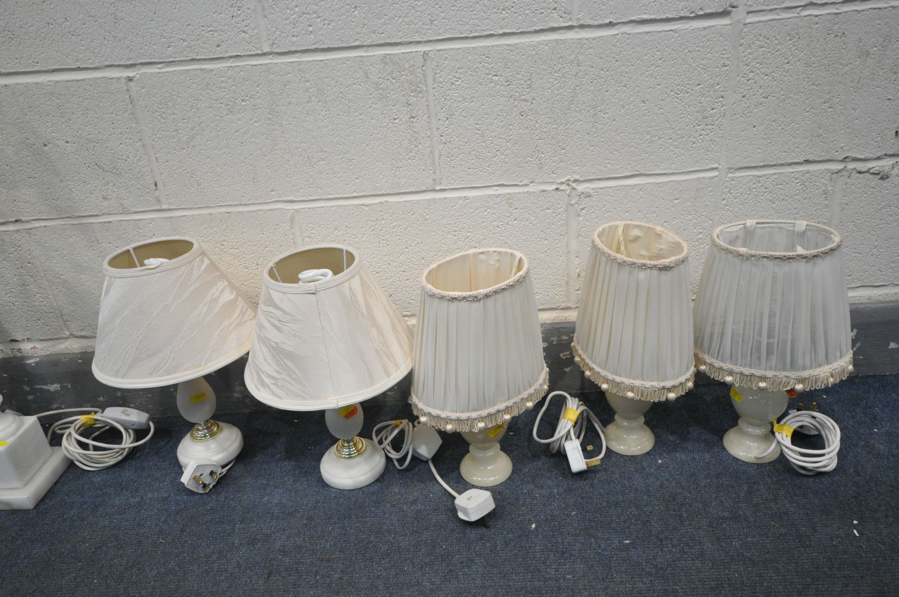 EIGHT VARIOUS TABLE LAMPS, comprising a marble lamp with green shade, another marble lamp, a brass - Bild 3 aus 3