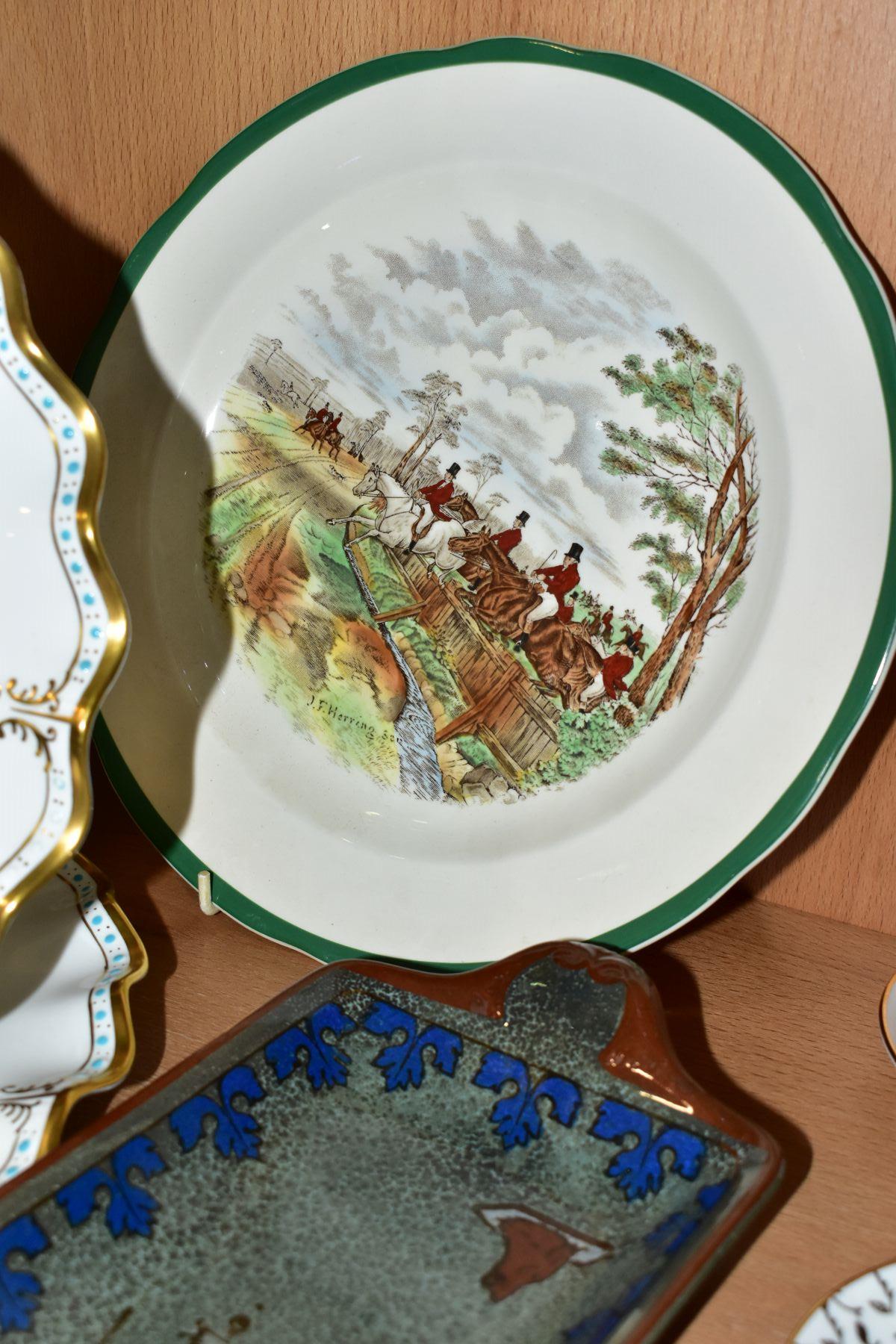 FOUR HUNTING THEMED PLATES, comprising a pair of Royal Crown Derby cabinet plates with printed and - Bild 2 aus 6