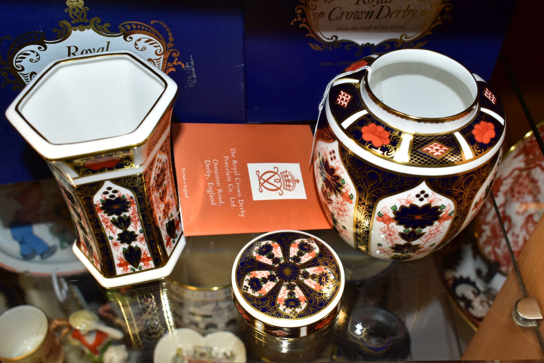 TWO PIECES OF BOXED ROYAL CROWN DERBY 1128 IMARI, comprising a ginger jar and cover, height 11cm and - Bild 3 aus 4