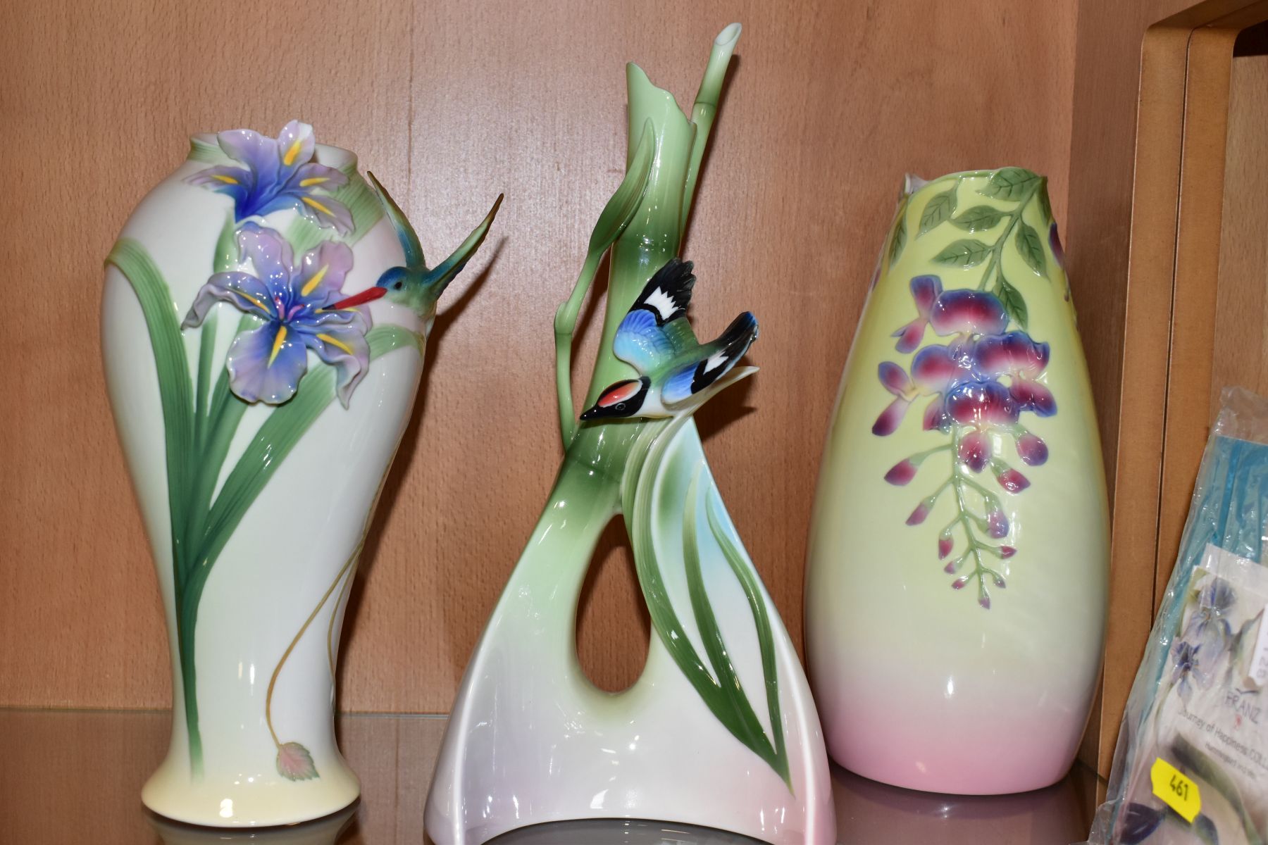 FIVE PIECES OF FRANZ PORCELAIN, comprising a jug with Hummingbird handle and Iris flower, height - Bild 5 aus 8