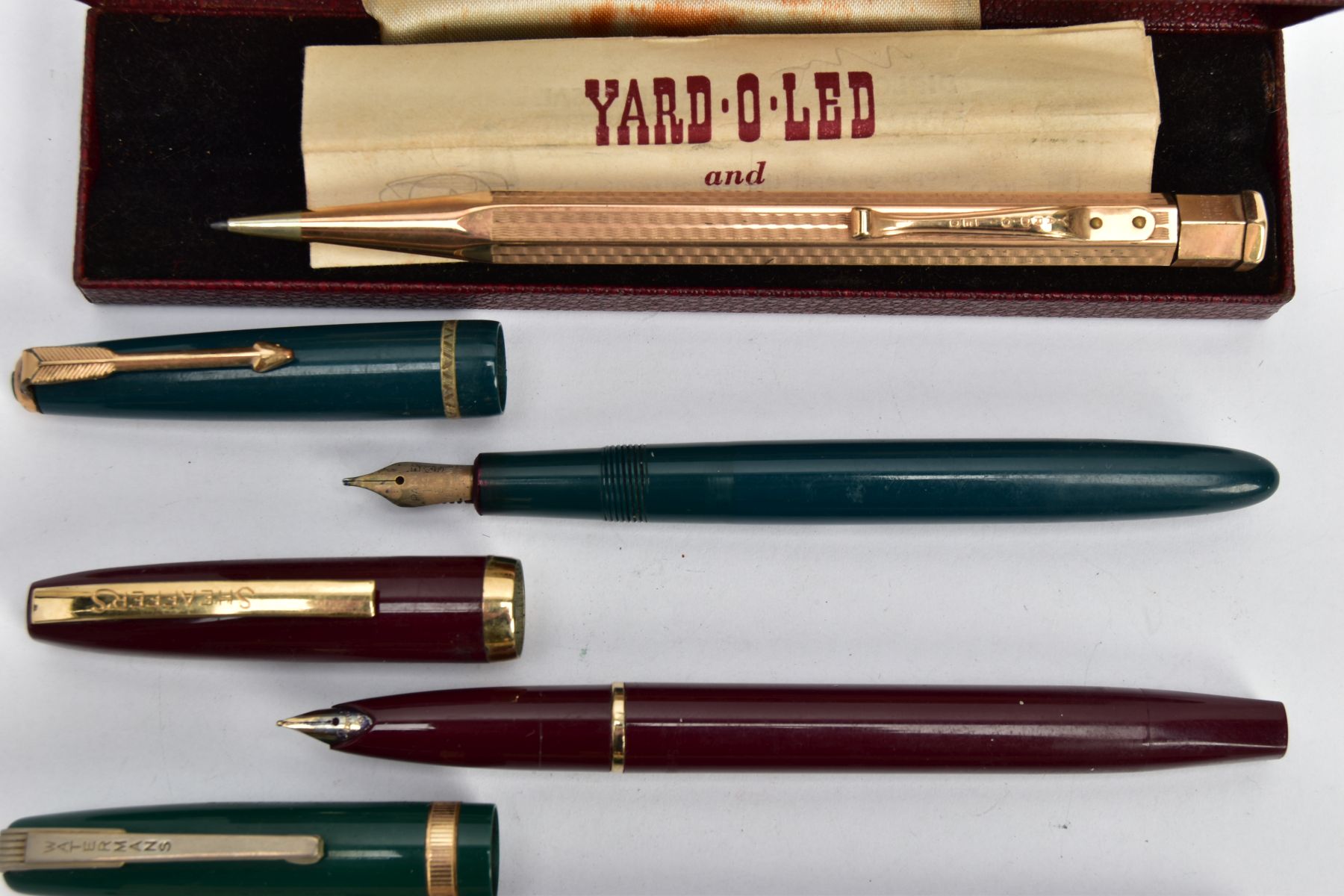 A SELECTION OF PENS, to include a boxed 'Parker Duofold' black lacquer and gold trim, fitted with - Bild 2 aus 3