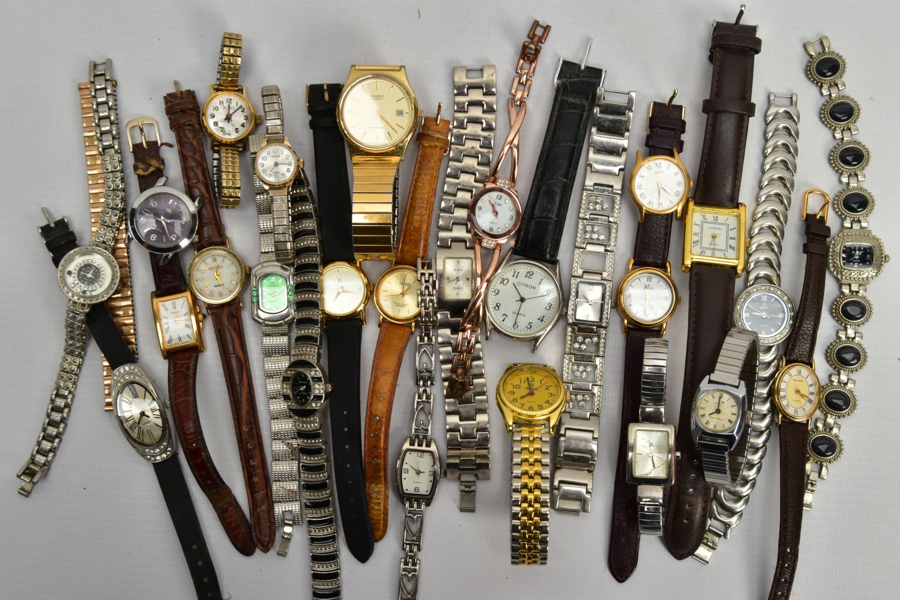 A TIN OF ASSORTED WRISTWATCHES, mostly quartz movements, to include ladies and gents watches with