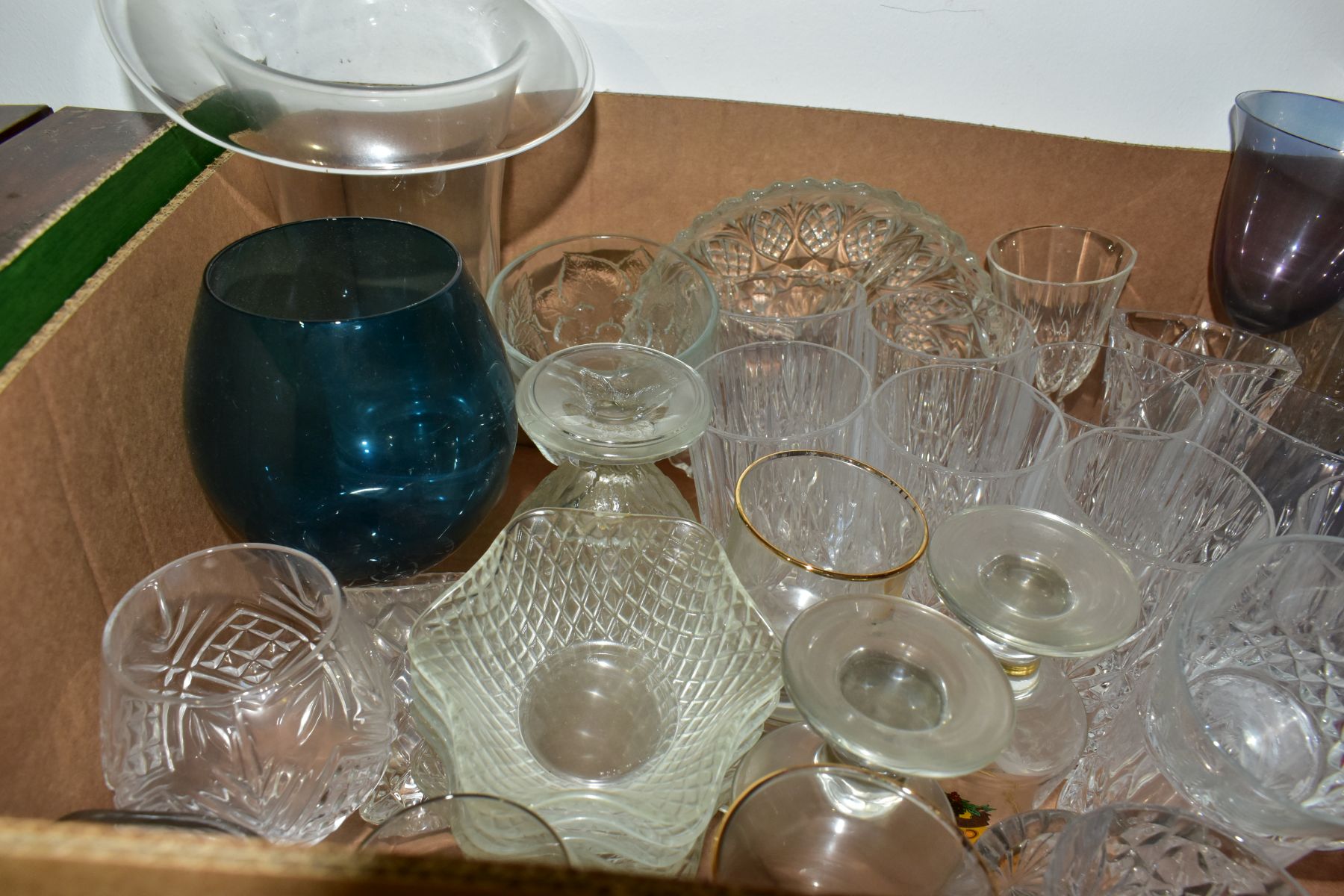 FOUR BOXES AND LOOSE CERAMICS, GLASS, LAMPS AND SUNDRY HOMEWARES, to include three table lamps, - Bild 7 aus 8