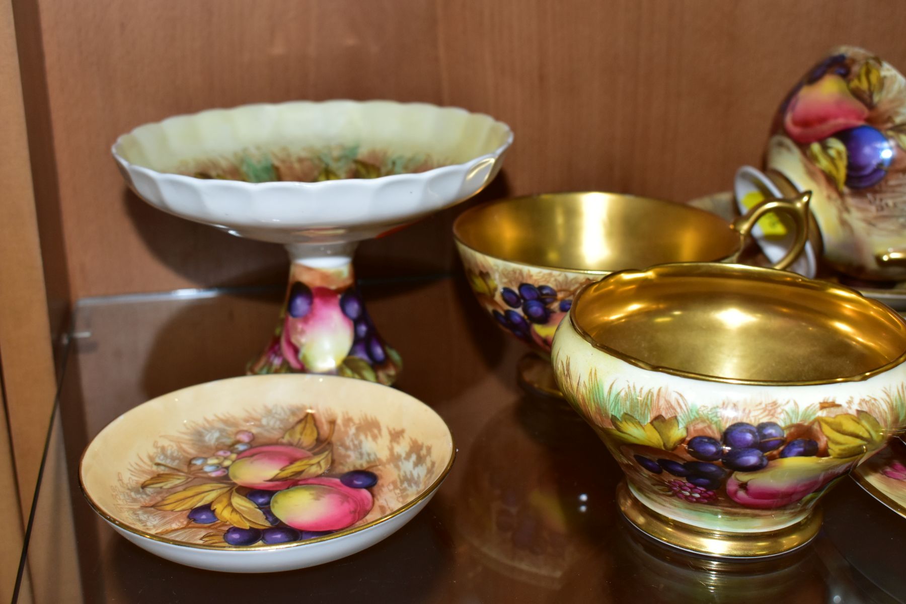 A GROUP OF AYNSLEY ORCHARD GOLD, comprising a set of four cabinet tea cups and saucers with two - Bild 4 aus 5