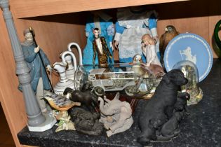 A GROUP OF CERAMICS, ORNAMENTS AND COLLECTORS DOLLS, to include a Lladro Lamplighter figurine, no