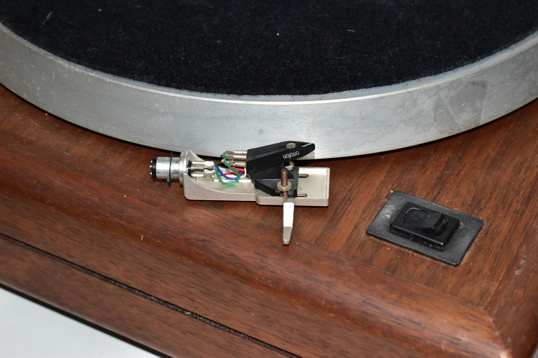 A TELEDYNE ACOUSTIC RESEARCH THE AR TURNTABLE with walnut plinth, two cartridge heads one with an - Bild 3 aus 8