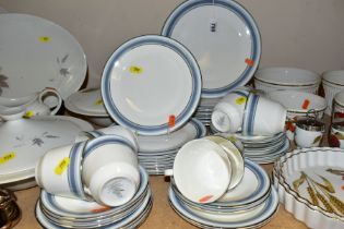 A QUANTITY OF ROYAL WORCESTER AND ROYAL DOULTON TABLEWARE consisting of a Royal Doulton 'Tumbling