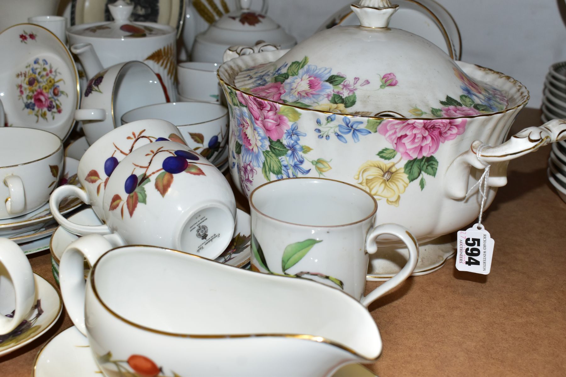 A GROUP OF CERAMICS, to include a thirty four piece Royal Worcester Evesham/Evesham Vale part dinner - Bild 2 aus 6