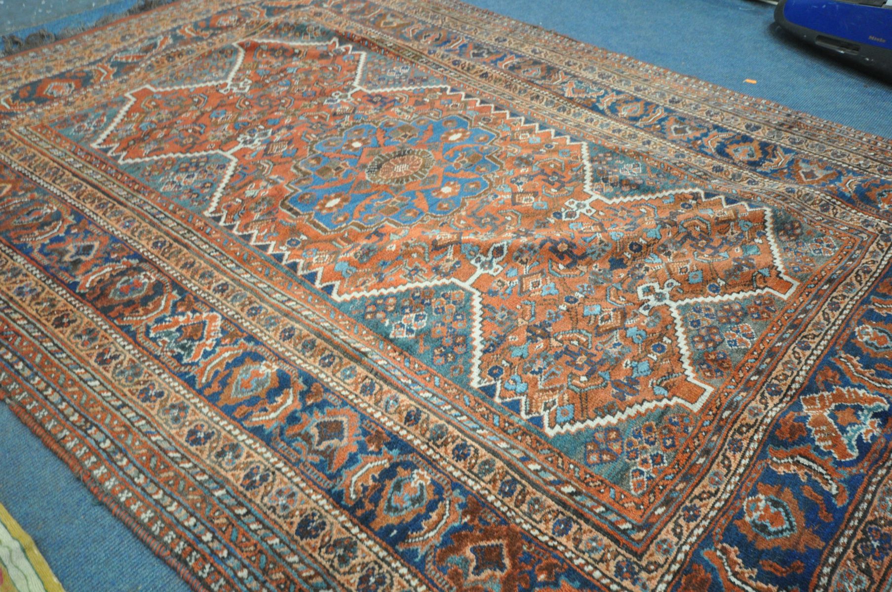 A 19TH CENTURY MIDDLE EASTERN HAND WOVEN RED HERIZ RUG, 160cm x 210cm, and a gold foliate rug (2) - Bild 5 aus 8