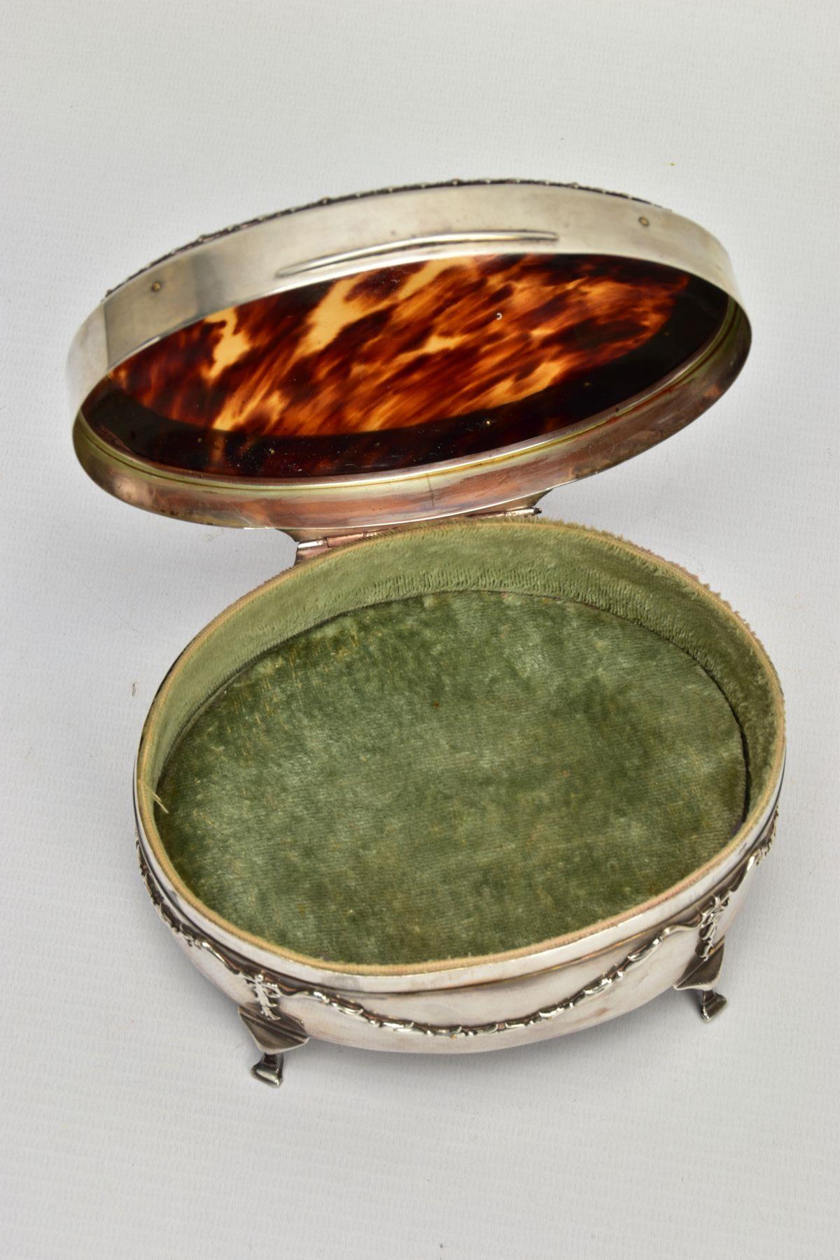 AN EARLY 20TH CENTURY SILVER AND TORTOISESHELL HINGED BOX, the oval trinket box with embossed - Bild 6 aus 8