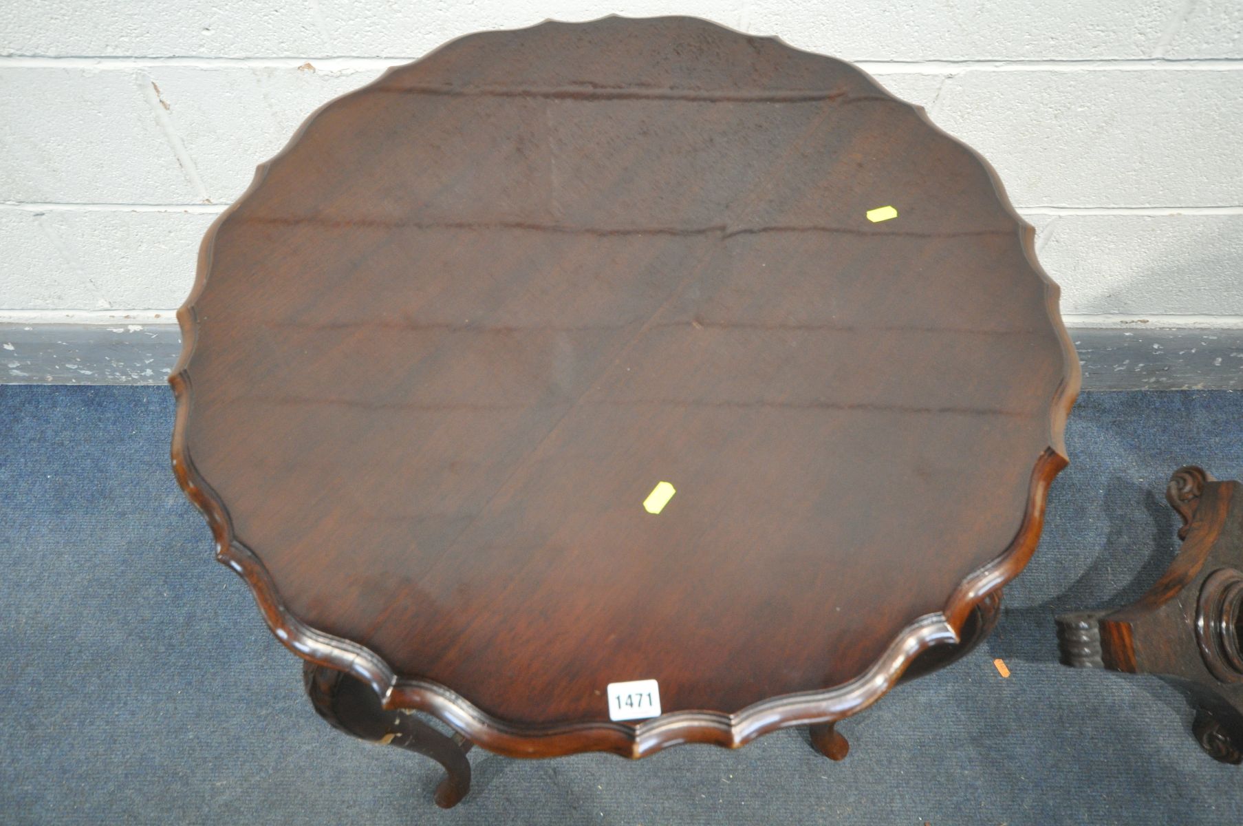AN EDWARDIAN MAHOGANY CENTRE TABLE, diameter 73cm x height 70cm (historical crack to the top) and - Bild 2 aus 3
