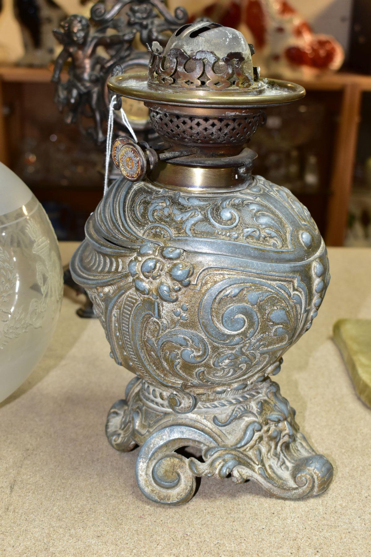 A GROUP OF VICTORIAN / EDWARDIAN METALWARES, comprising a cast metal novelty oil lamp in the form of - Bild 4 aus 7