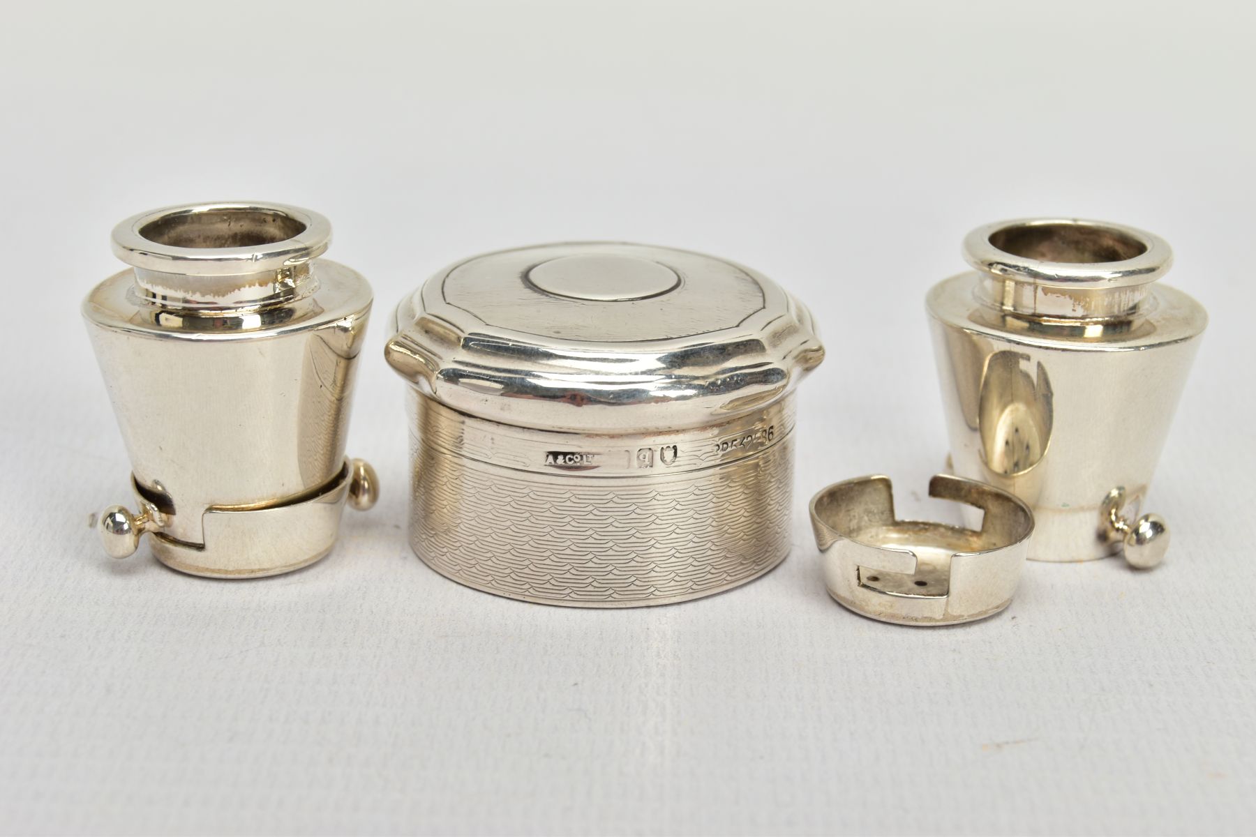 A PAIR OF NOVELTY SALT AND PEPPER POTS, TOGETHER WITH AN EARLY 20TH CENTURY SILVER ASPREY & CO. PILL - Bild 2 aus 3