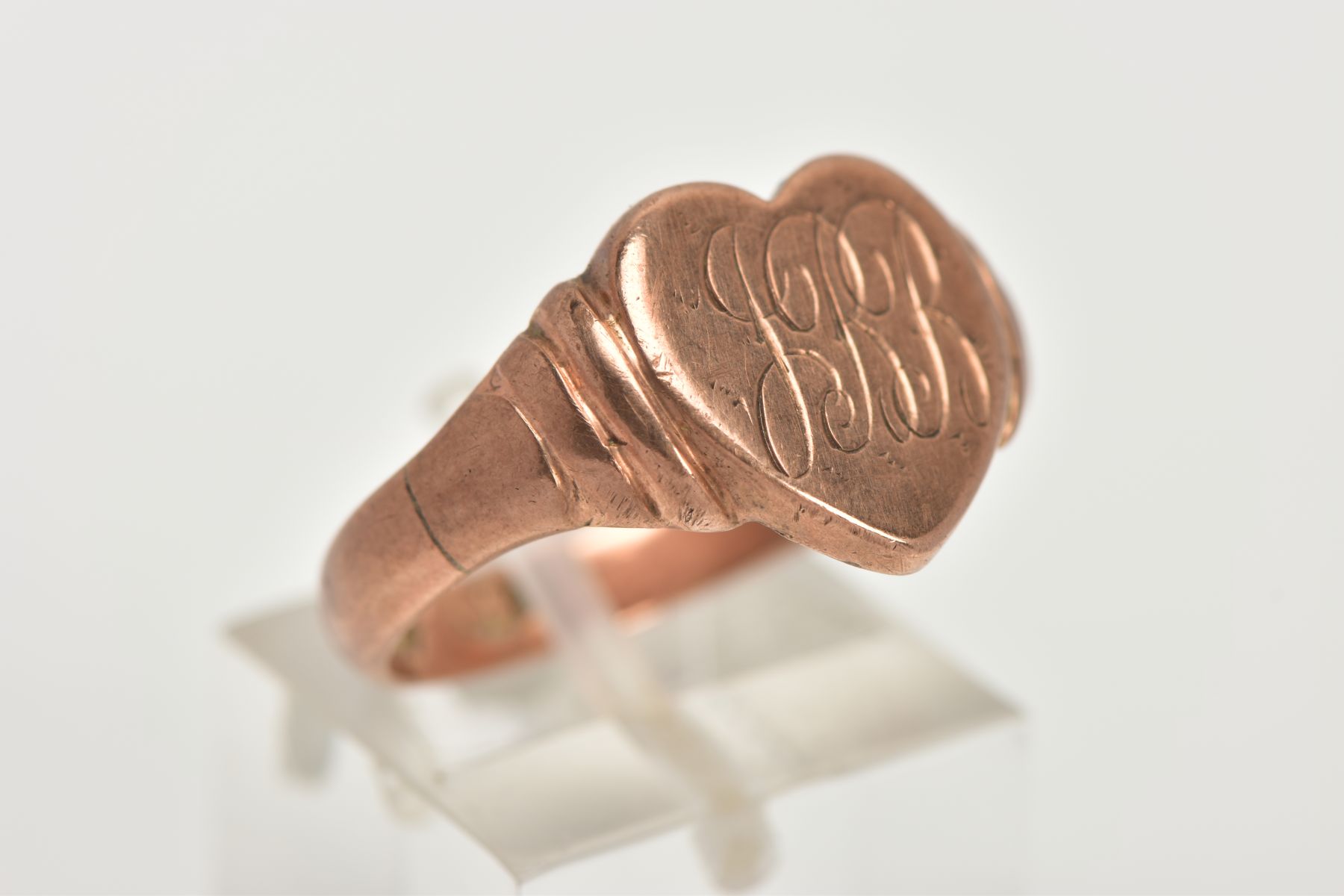 A 9CT ROSE GOLD SIGNET RING, in the form of a heart with engraved initials, textured shoulders - Bild 4 aus 4