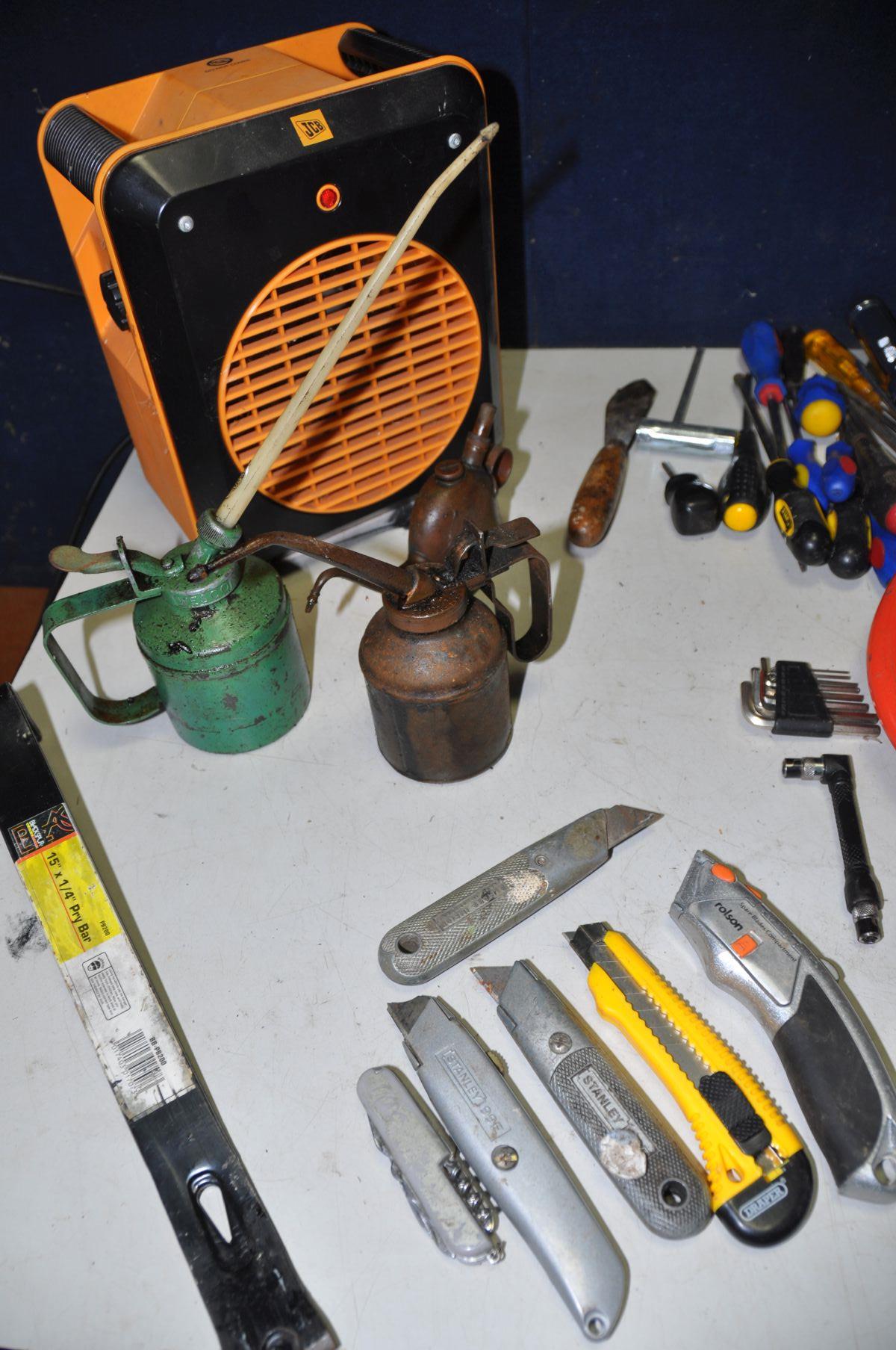 A COLLECTION OF TOOLS AND ELECTRICALS to include pliers, snips, tape measures, scissors, - Bild 4 aus 4