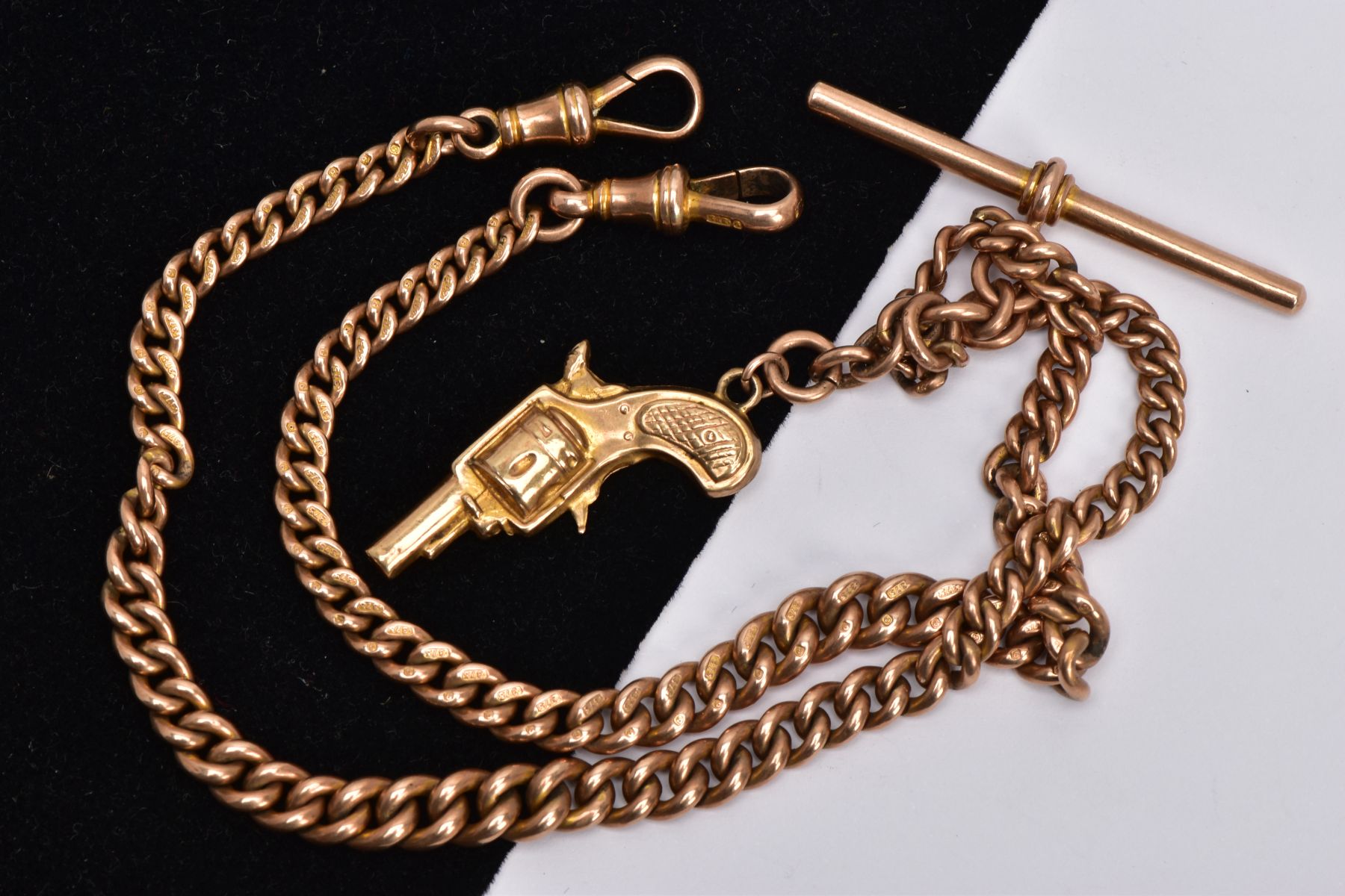 A 9CT GOLD ALBERT CHAIN WITH CHARM, graduated curb link chain each link is stamped 9.375, fitted - Bild 4 aus 4