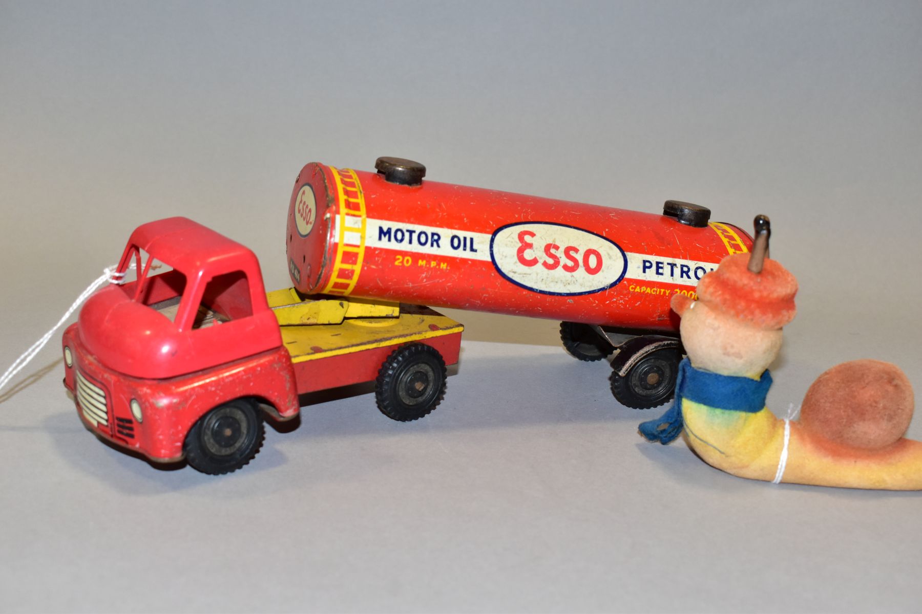 AN UNBOXED WELLS BRIMTOY WELSOTOYS TINPLATE AND PLASTIC FRICTION DRIVE BEDFORD S TYPE ARTICULATED - Bild 6 aus 9