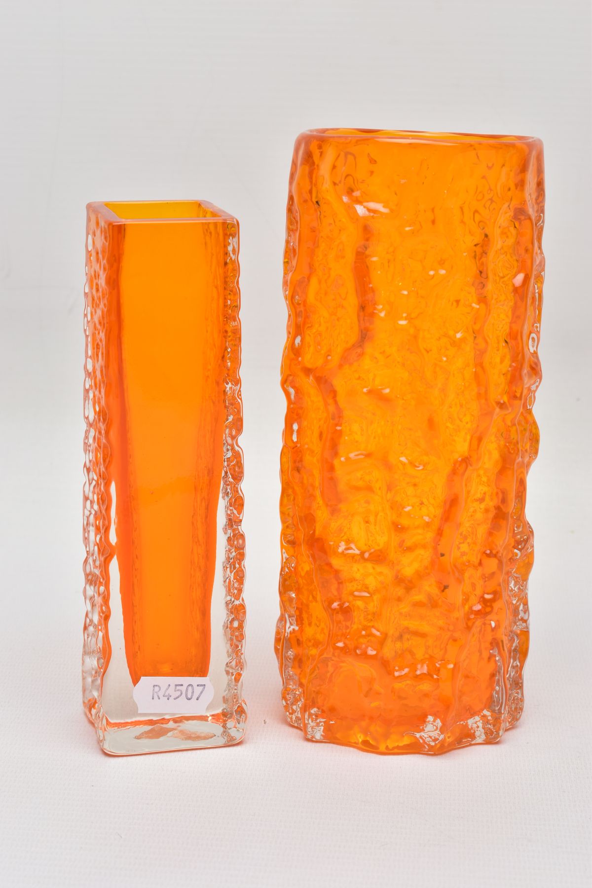 WHITEFRIARS TANGERINE GLASS DESIGNED BY GEOFREY BAXTER, comprising a textured bark vase, pattern - Bild 2 aus 5