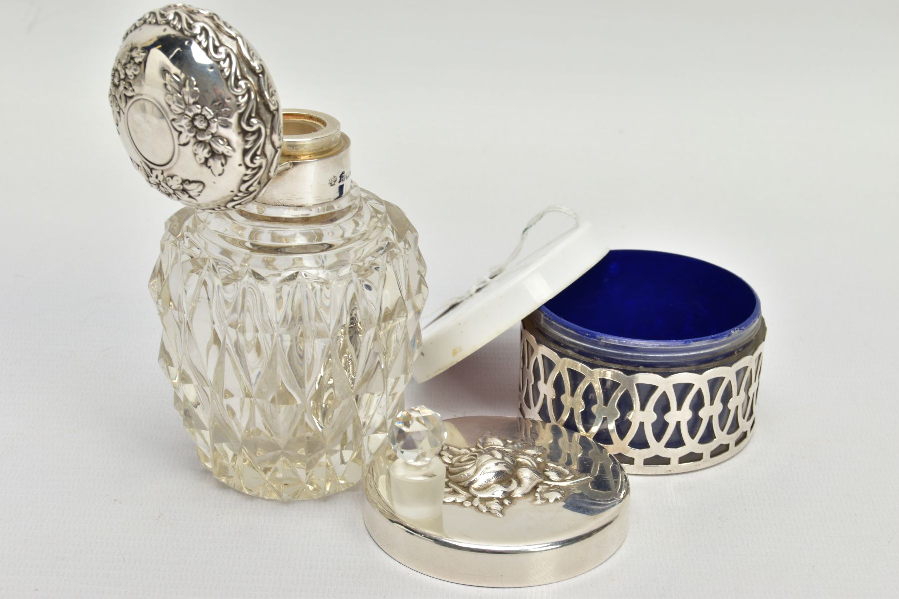 AN EDWARDIAN SILVER AND GLASS SCENT BOTTLE, WITH A 1980S SILVER POT, the first hallmarked Birmingham - Bild 4 aus 5