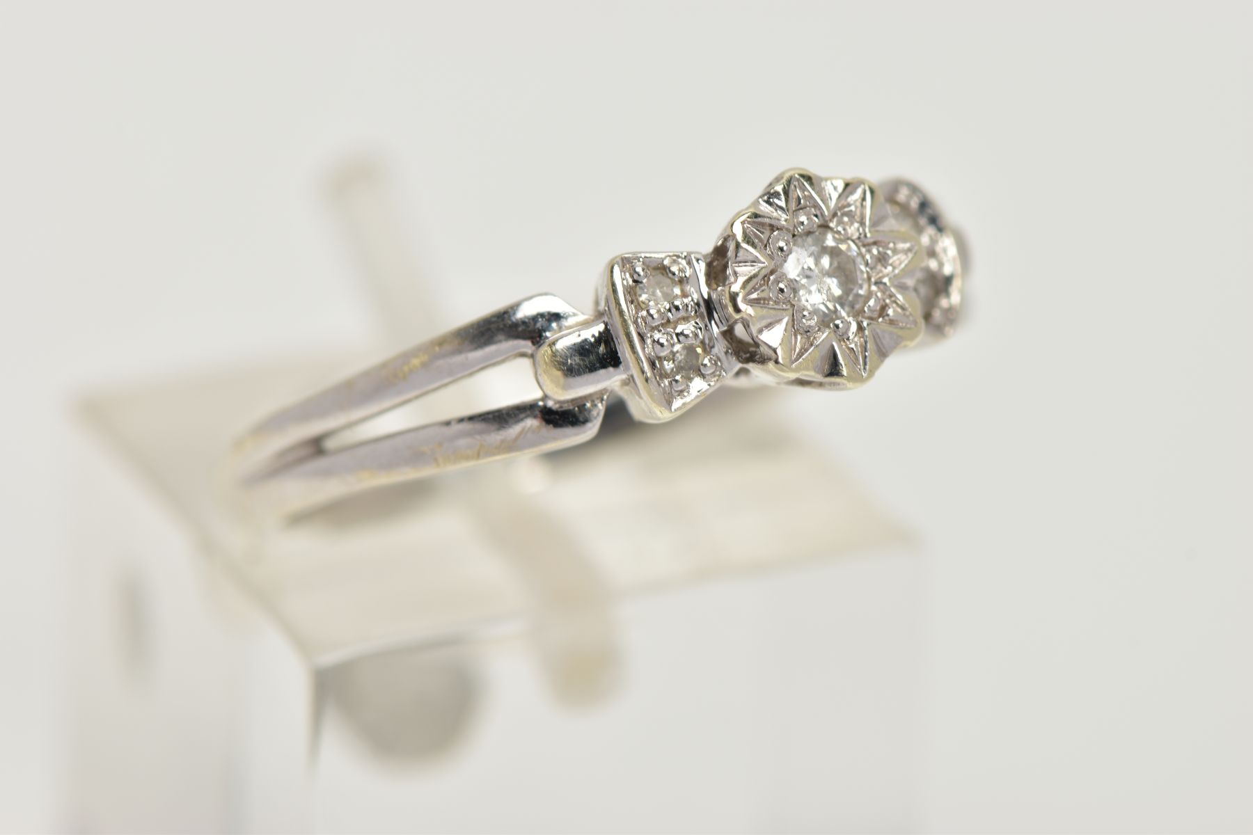 A 9CT WHITE GOLD DIAMOND RING, centring on an illusion set round brilliant cut diamond, flanked with - Bild 4 aus 4