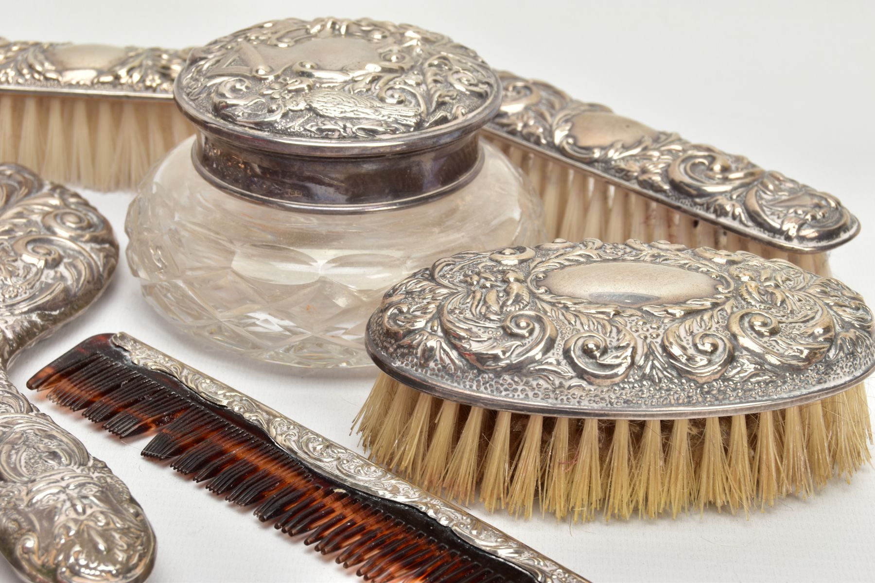 A SILVER VANITY SET, comprising nine items to include a mirror, a molded glass powder bottle, a - Bild 2 aus 6