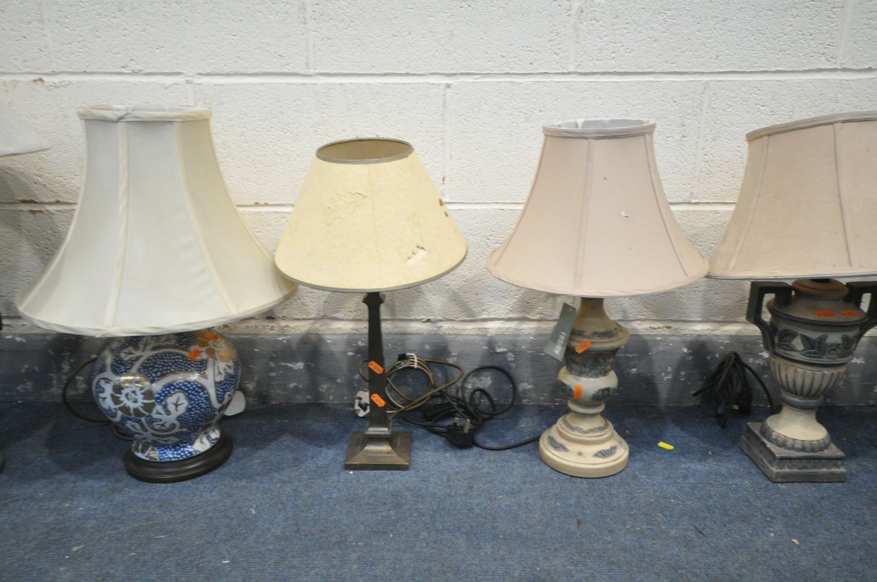 SEVEN VARIOUS MODERN TABLE LAMPS, of various styles, sizes and materials, including a Laura Ashley - Bild 3 aus 4