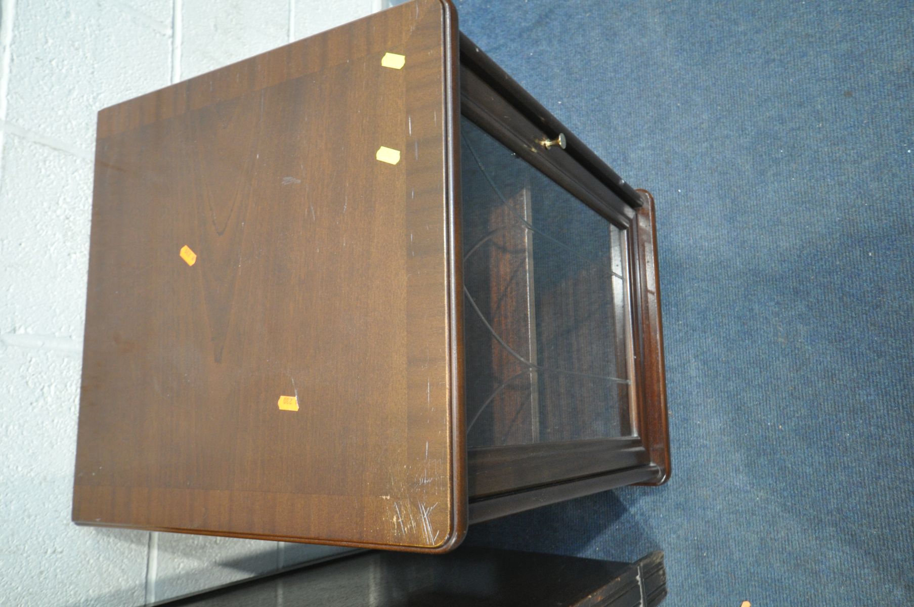 A 20TH CENTURY OAK DRESSER, the top with two tier plate rack, the base with three drawers and two - Bild 6 aus 6