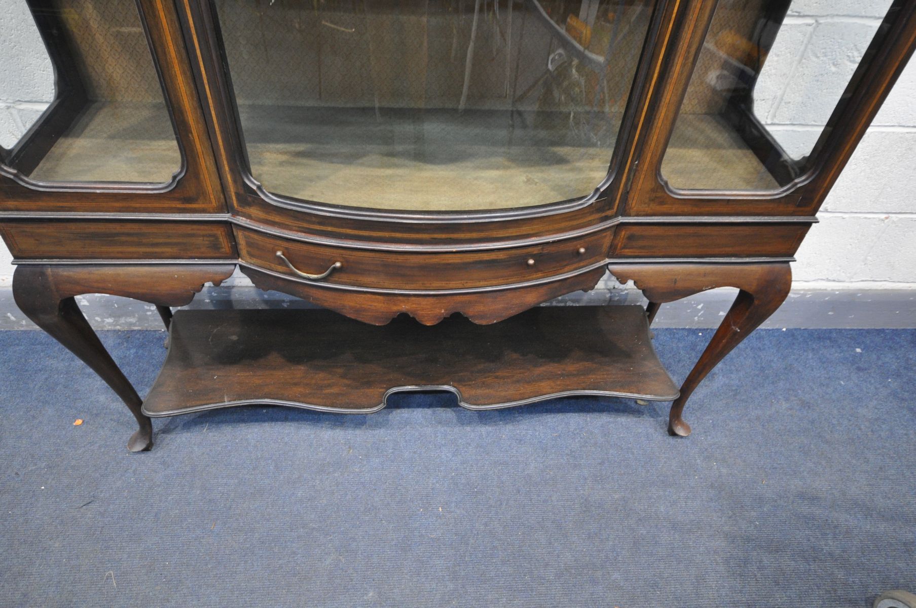 AN EDWARDIAN MAHOGANY AND INLAID SINGLE DOOR DISPLAY CABINET, with two shelves. a single drawer, - Bild 7 aus 7