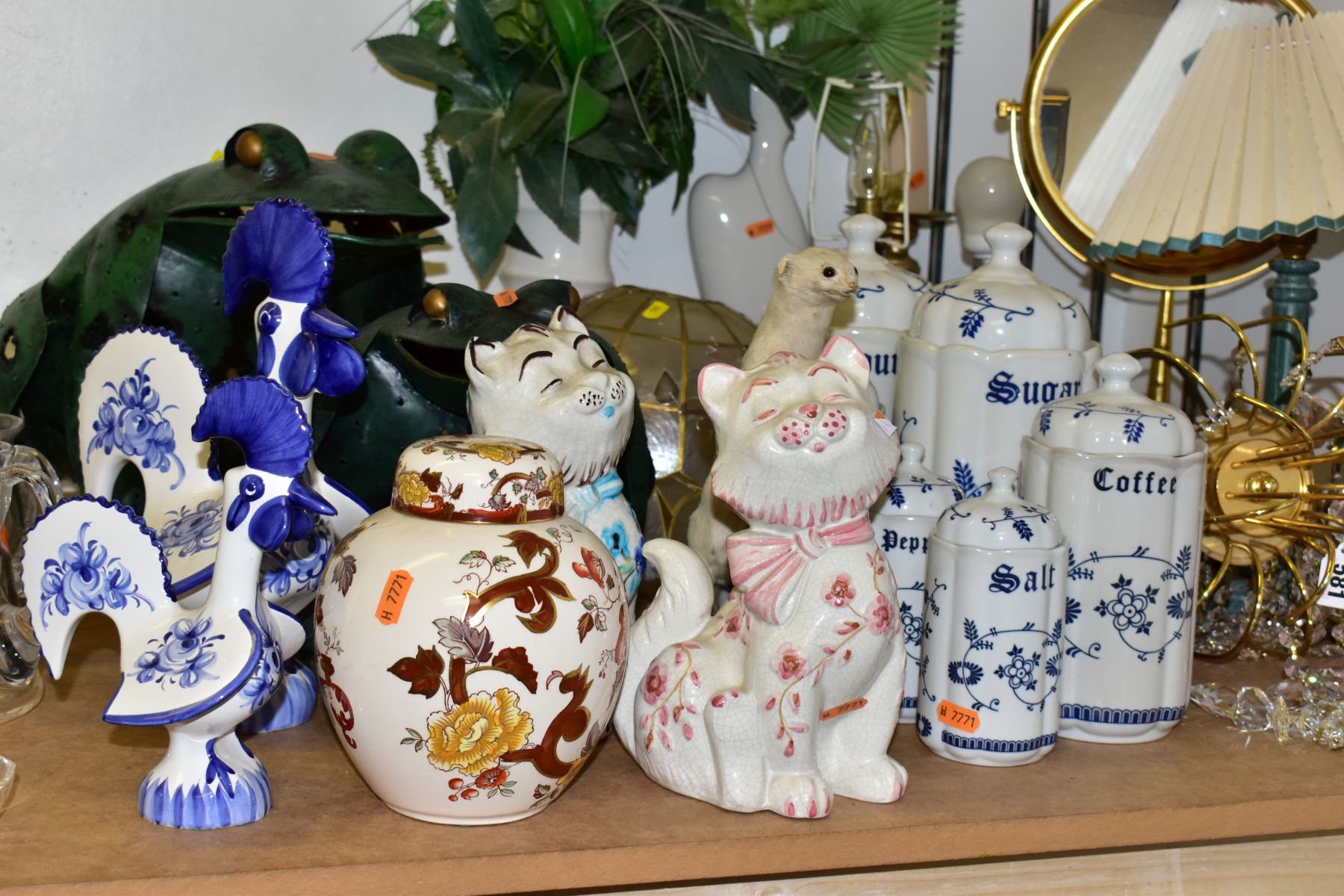 A GROUP OF LAMPS, VASES, DECORATIVE HOMEWARES AND SUNDRY ITEMS, to include a taxidermy ermine - Bild 2 aus 5