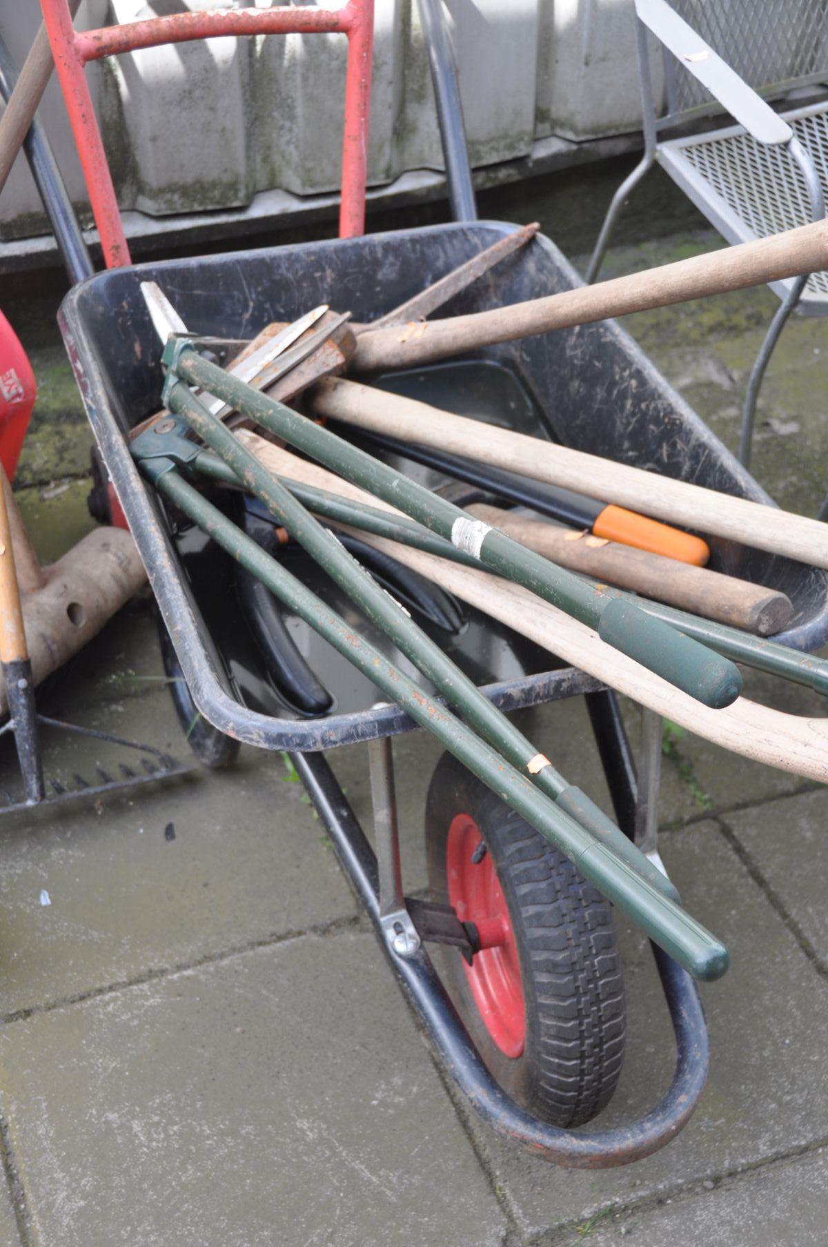 A QUANTITY OF GARDEN TOOLS, to include five spades, one shovel, outdoor brushes, axe, garden shears, - Bild 2 aus 2