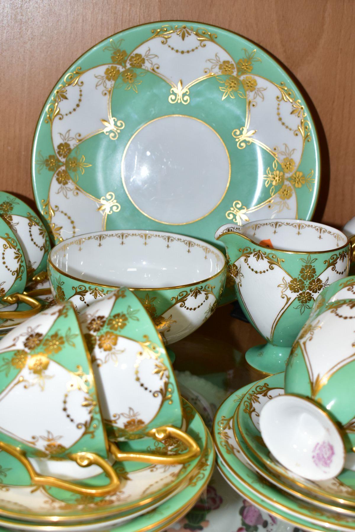 A THIRTY NINE PIECE 1930s ROYAL WORCESTER TEA SET, pattern number Z1357, with gilded flowers and - Bild 4 aus 5