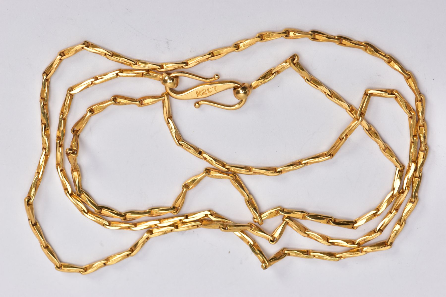 A YELLOW METAL CHAIN, designed as a plain polished hayseed link chain, with S-shape hook clasp, - Bild 2 aus 2