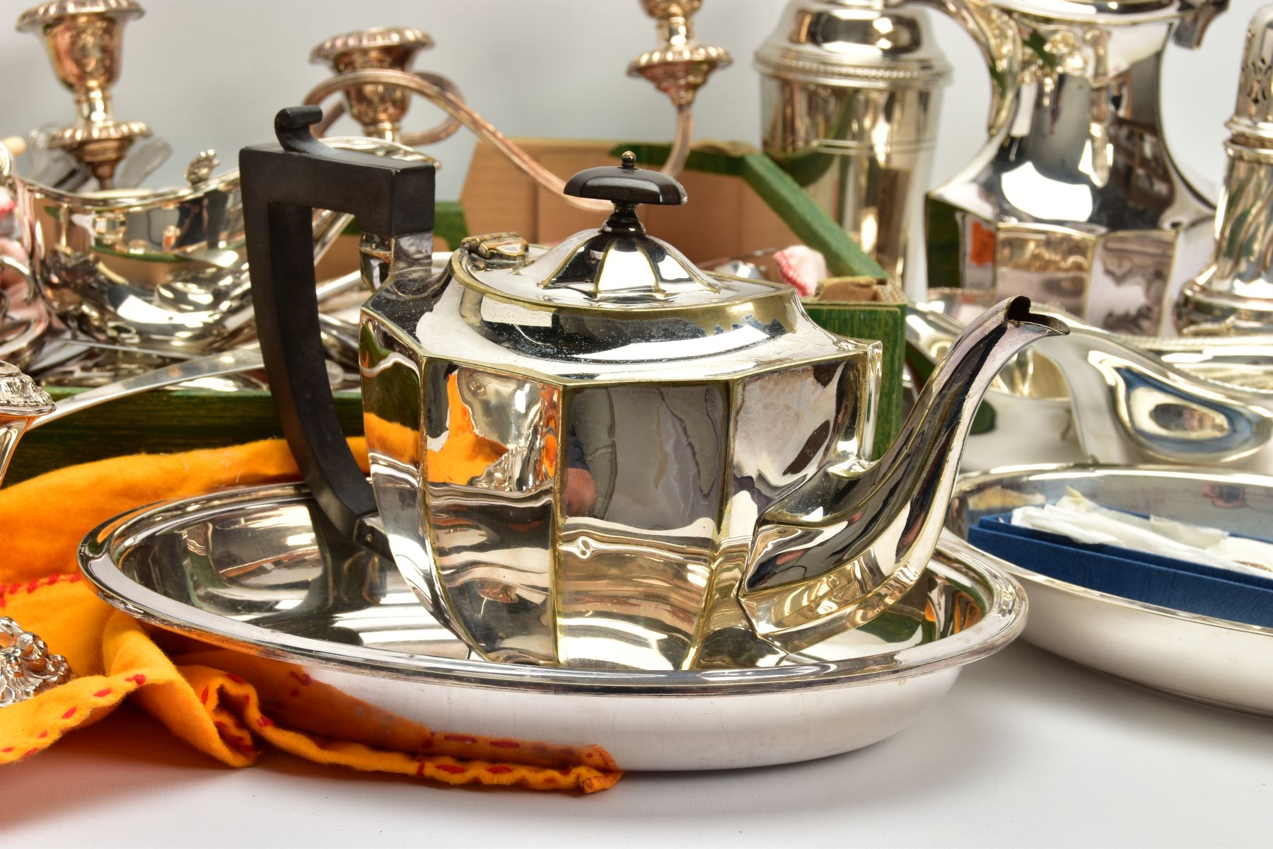 A BOX OF ASSORTED WHITE METAL TABLEWARE, to include a three branch candlestick, a wick cutter, a tea - Bild 3 aus 9