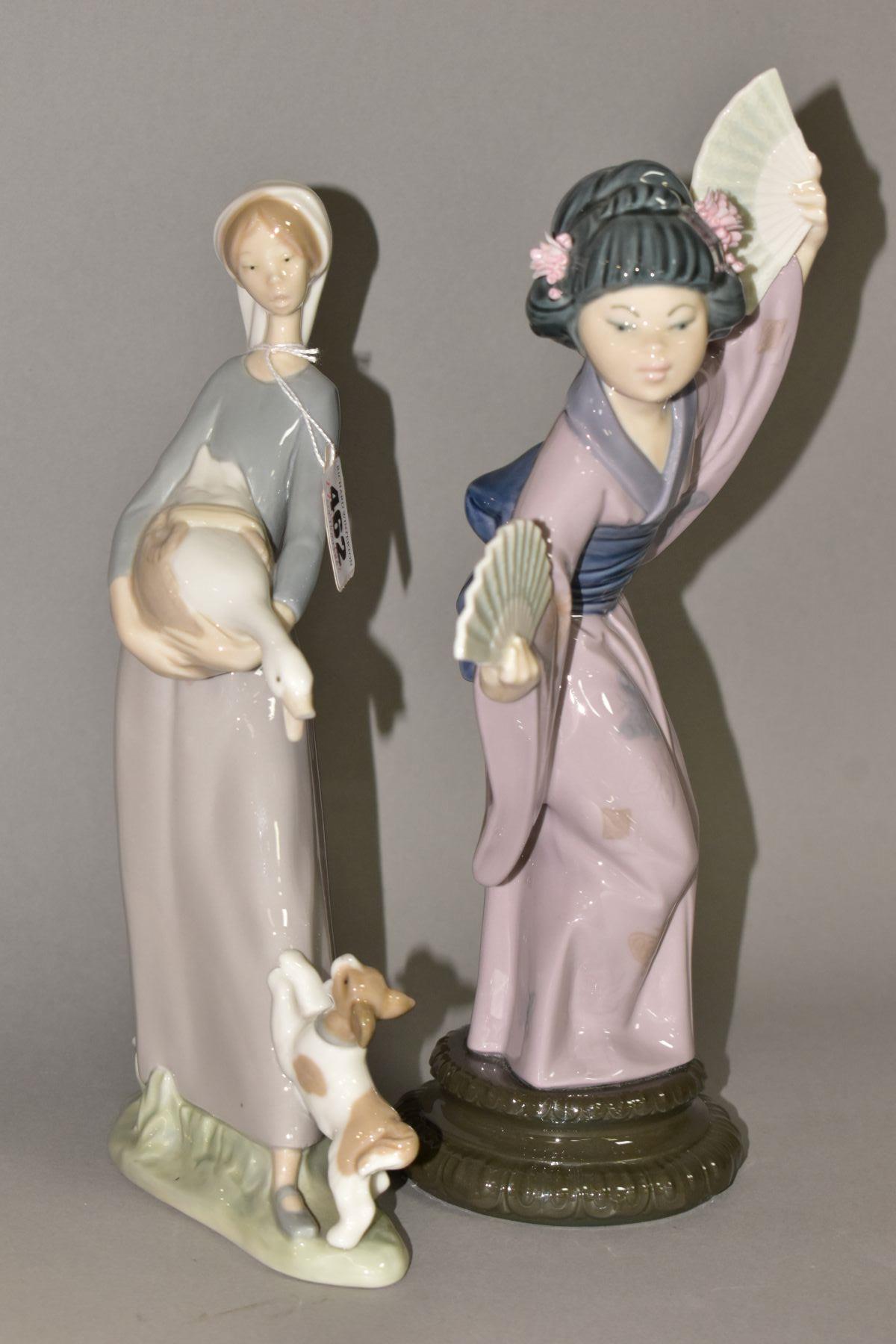 TWO LLADRO FIGURES OF GIRLS, comprising Japanese with fan, No. 4991, sculpted by Salvador Debon, - Bild 2 aus 5