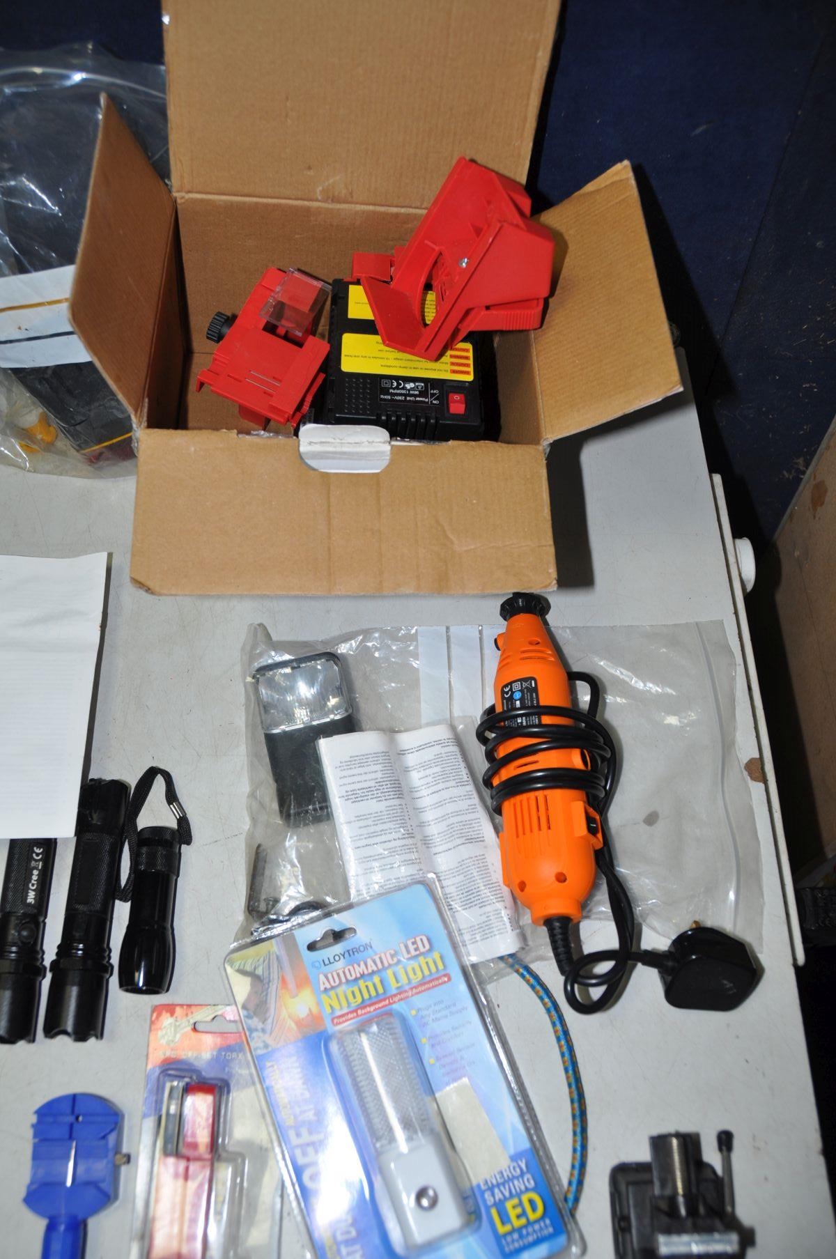 A SELECTION OF TOOLS AND SPARES to include a multipurpose electric sharpener, a VonHaus rotary - Bild 2 aus 4