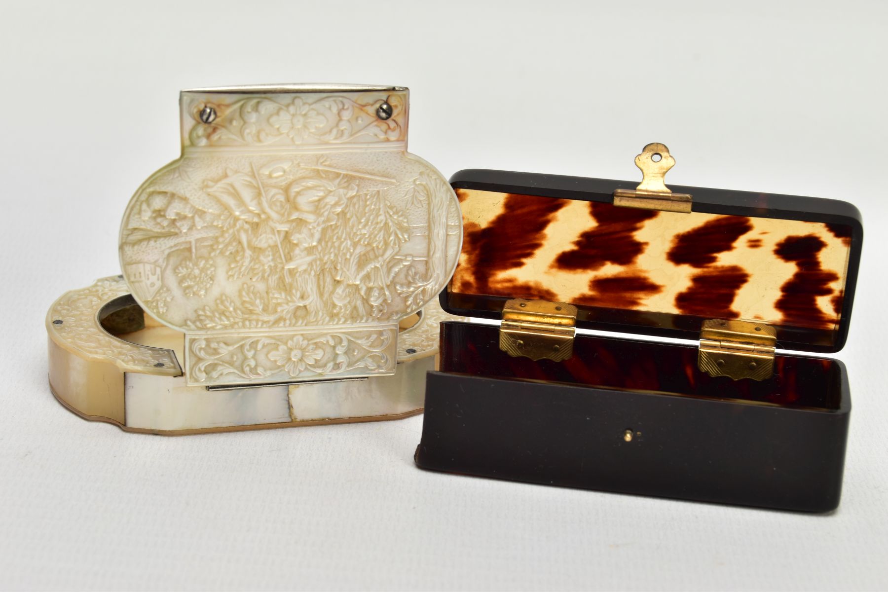 TWO GEORGIAN SNUFF BOXES (both AF), to include a mother of pearl snuff box the lid carved to - Bild 2 aus 4