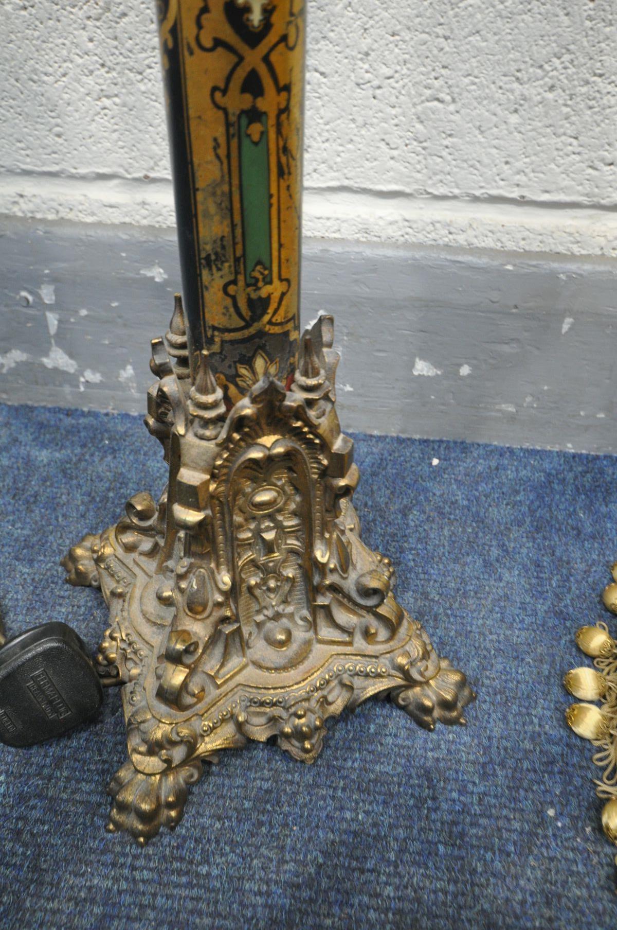 A 19TH CENTURY OIL LAMP, converted to a table lamp, lacks original upper fittings, the base with - Bild 7 aus 8