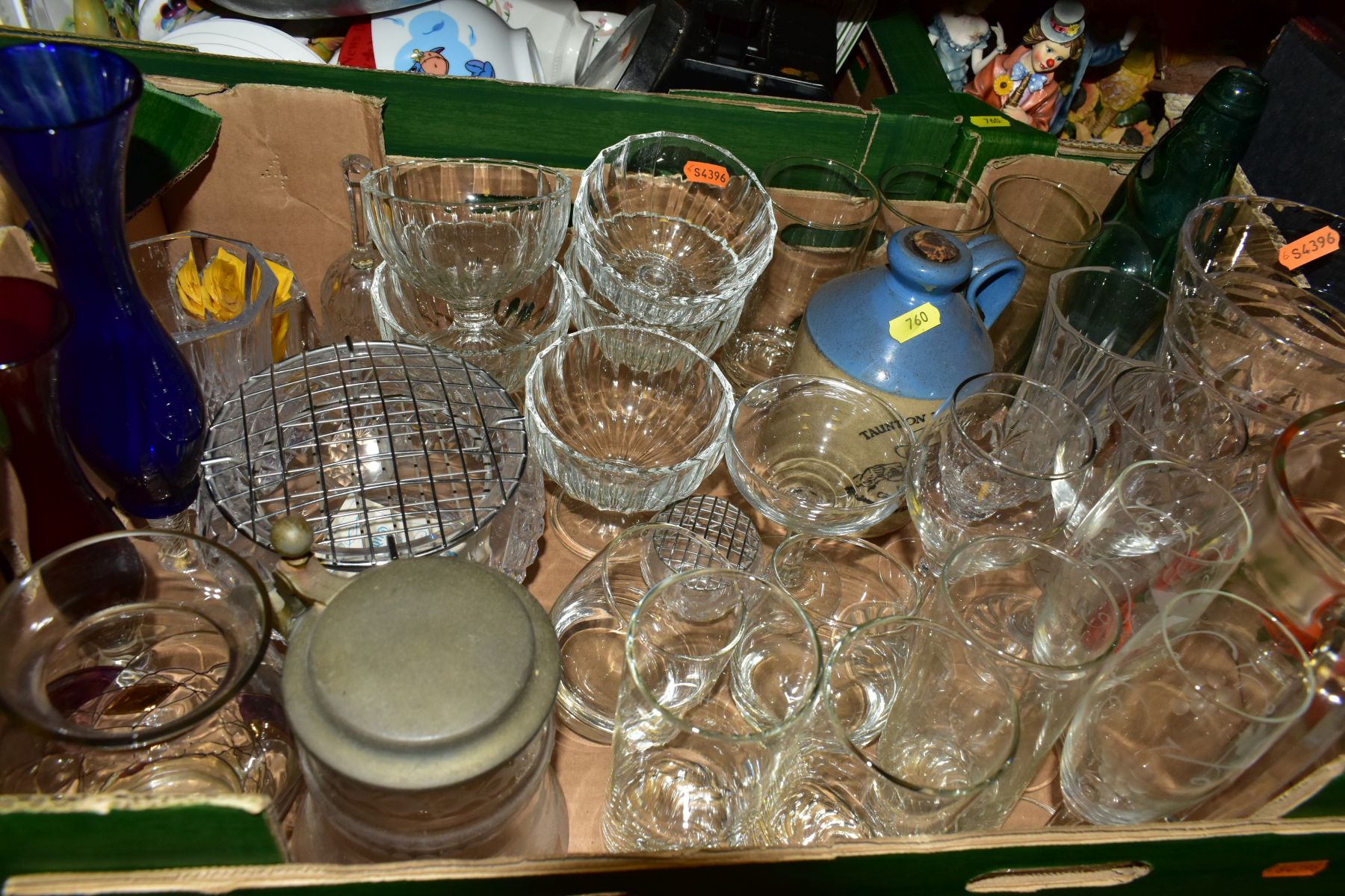 A QUANTITY OF DRINKING GLASSES AND CERAMICS COMPRISING OF EIGHT BABYCHAM GLASSES, three steins, - Bild 4 aus 10