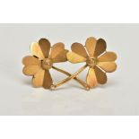 A YELLOW METAL BROOCH, designed as a double four leaf clover, stamped to the reverse 15ct, fitted