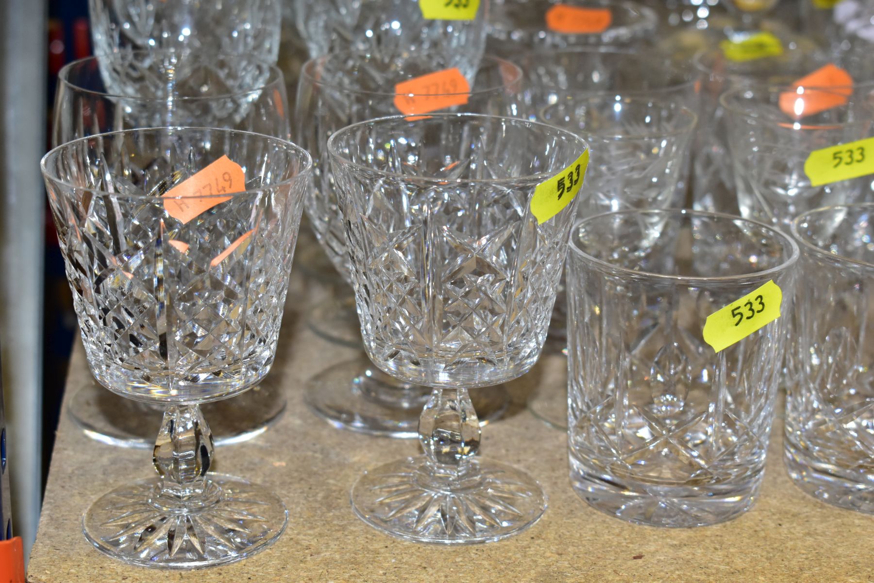 A GROUP OF CUT CRYSTAL AND OTHER GLASS WARES, to include a decanter complete with stopper, a - Image 4 of 5