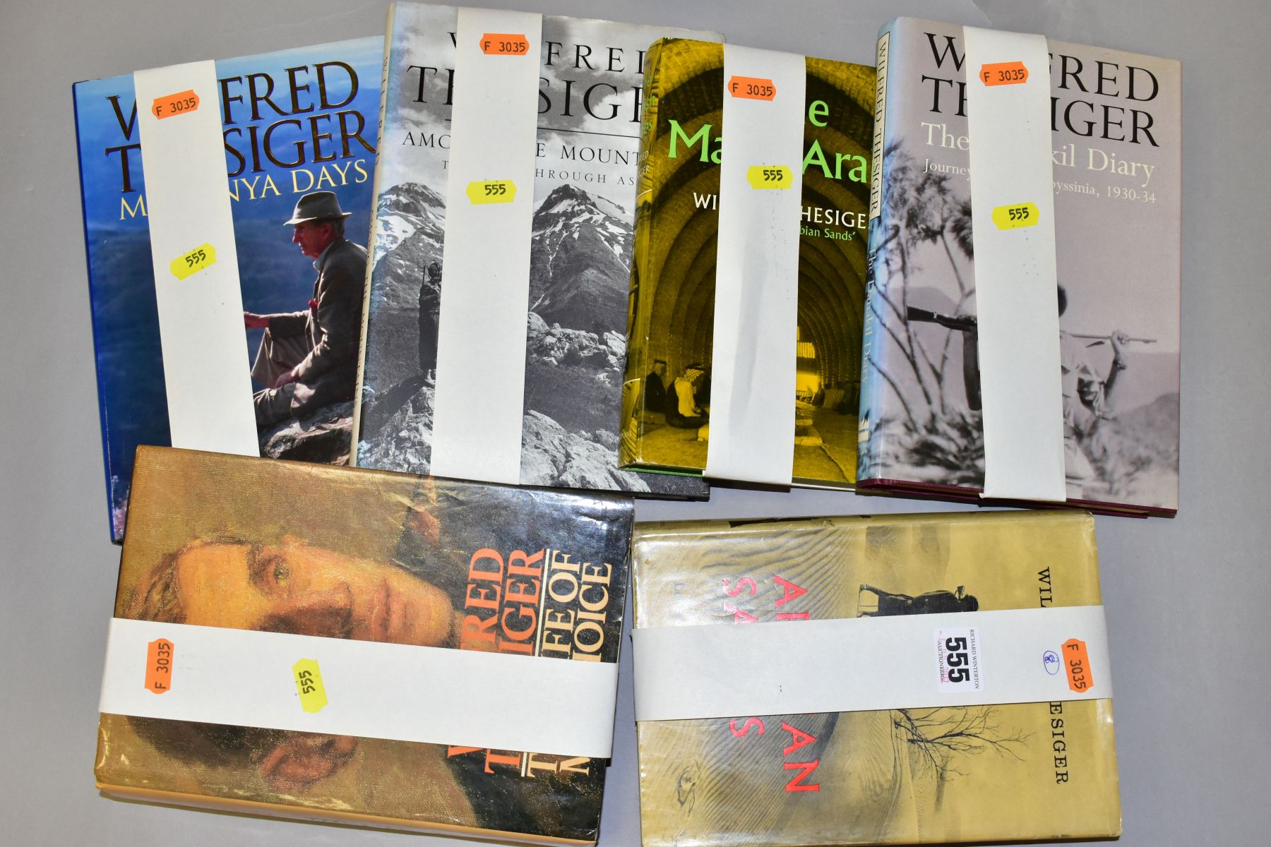 SIX FIRST EDITION HARDBACK BOOKS BY WILFRED THESIGER, in dust jackets, comprising Arabian Sands, The - Bild 2 aus 3