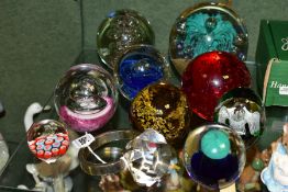 A COLLECTION OF MODERN PAPERWEIGHTS, to include nine paperweights of various colours and sizes,