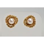 A PAIR OF YELLOW METAL CULTURED PEARL EARRINGS, each set with a single cream pearl with a pink