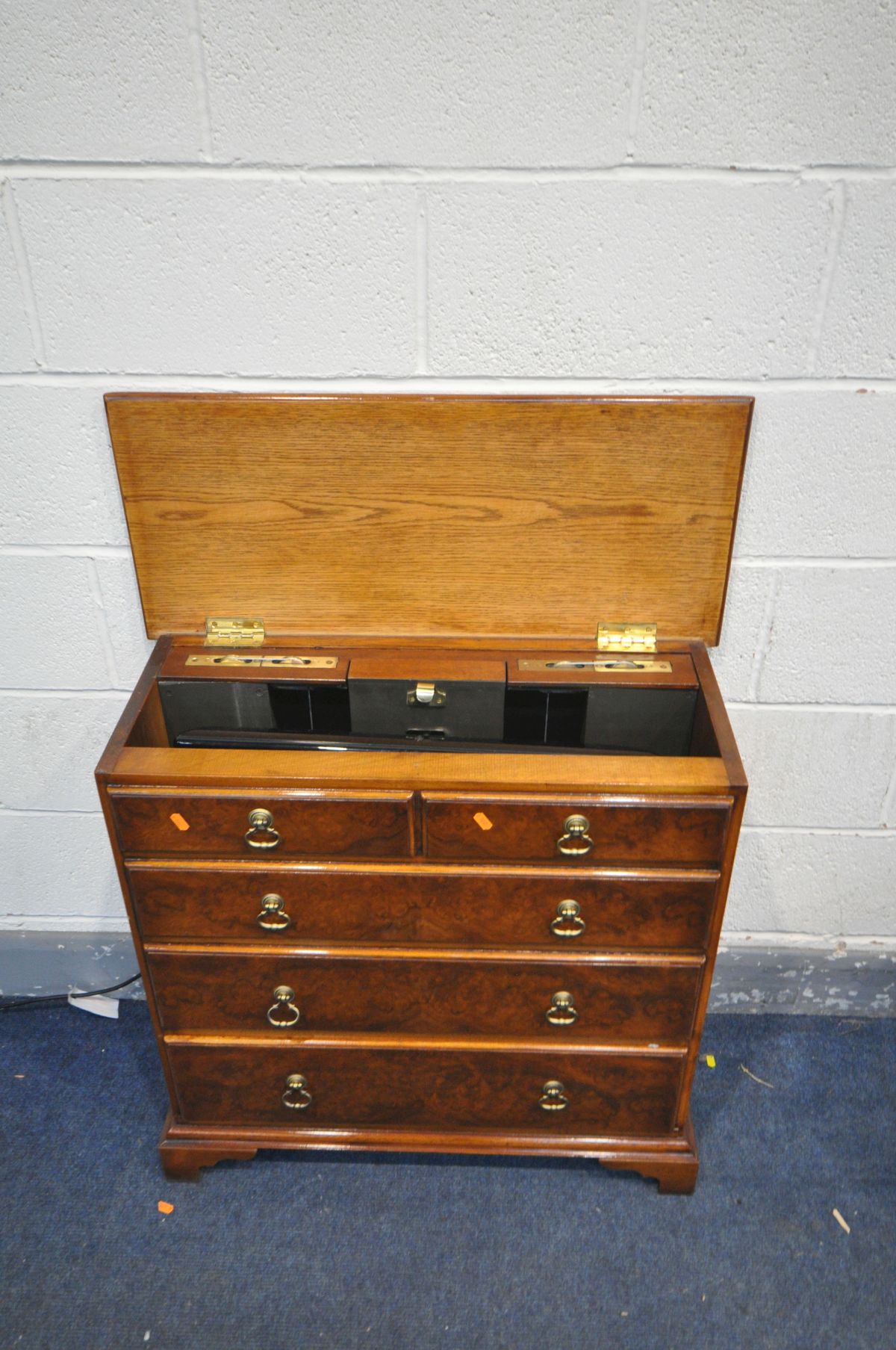 A REPRODUCTION WALNUT TV CABINET, a rise and fall tv bracket, fitted with a Samsung LE23R87BD 23inch - Bild 3 aus 3