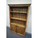 A LATE 20TH CENTURY PINE OPEN BOOKCASE, with two shelves, over double cupboard doors, width 117cm