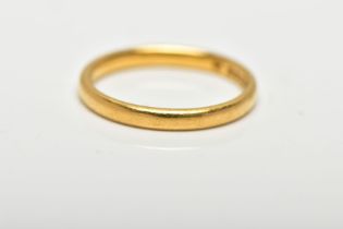 A 22CT GOLD BAND RING, a yellow gold courted band ring, approximate width 2mm, hallmarked 22ct