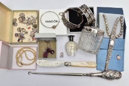 AN ASSORTMENT OF MAINLY SILVER AND COSTUME JEWELLERY, to include an early 20th century molded