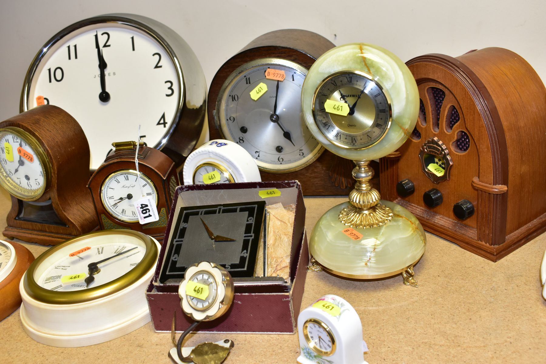 A QUANTITY OF CLOCKS, comprising a green onyx mantel clock height 25cm, an oak cased clock height - Image 4 of 4