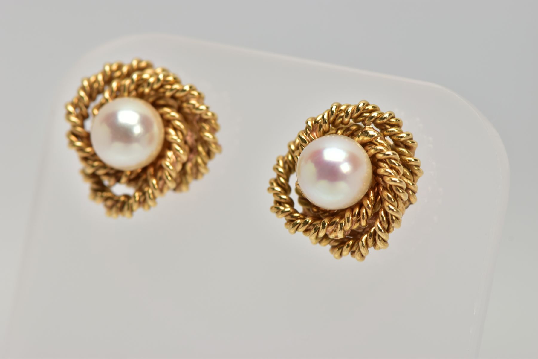 A PAIR OF YELLOW METAL CULTURED PEARL EARRINGS, each set with a single cream pearl with a pink - Image 2 of 3